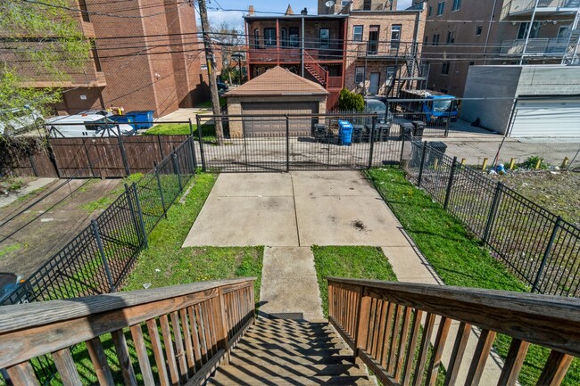 Building Photo - 2030 W Warren Blvd