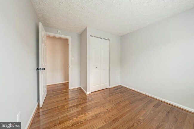 Building Photo - 6320 Lightburn Ct