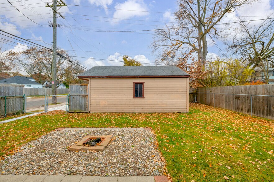 Building Photo - 1824 Wordsworth St