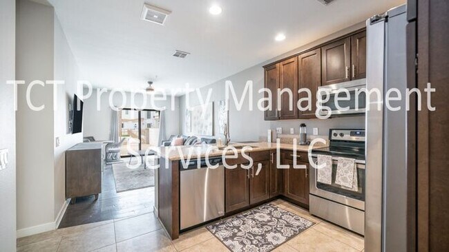 Building Photo - Stunning 1 Bedroom with Pool View