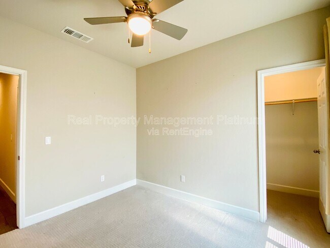 Building Photo - 1046 Lindsay Ln