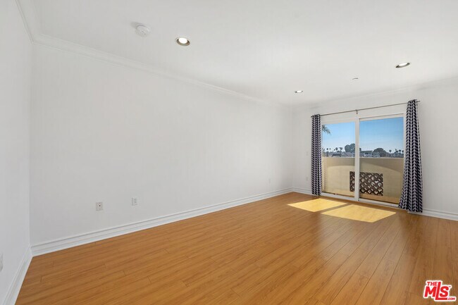 Building Photo - 1246 Armacost Ave