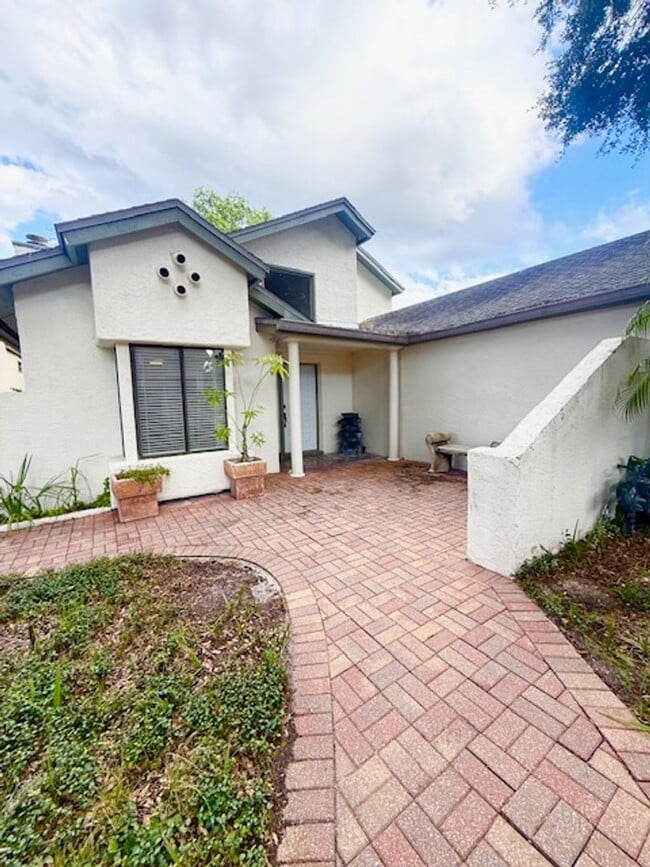Building Photo - 621 Landings Pl