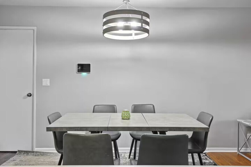 Dining area - 1002 Juniper Ln