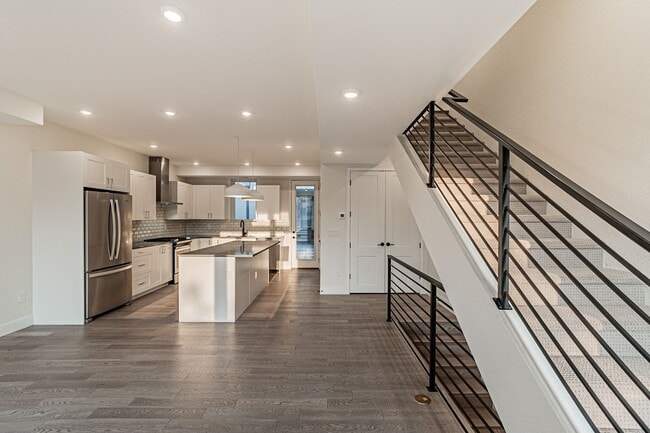 Building Photo - Newer Build 2 Bedroom, 4 Bathroom Jefferson Park Townhome