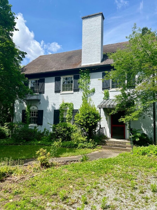 Primary Photo - 2 Bedroom in Downtown Hendersonville!