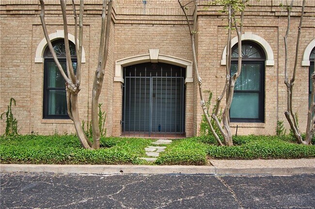 Building Photo - 1502 W 5th St