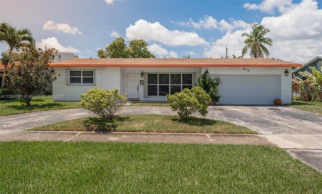 Building Photo - 810 S Rainbow Dr