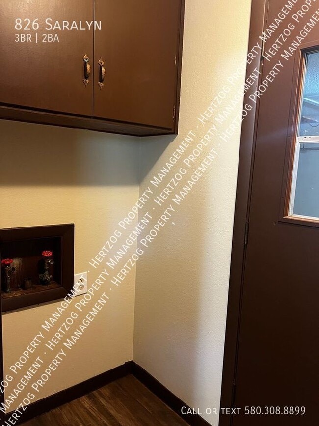 Building Photo - 826 Saralyn-