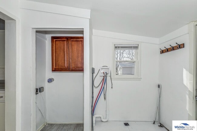 Building Photo - 3 bedroom 1.5 bath home