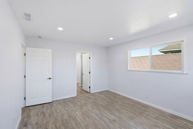 Building Photo - Centrally Located Property!