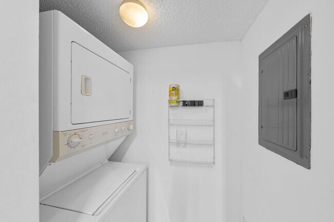 Building Photo - ANNUAL UNFURNISHED 2/2 IN NAPLES!!