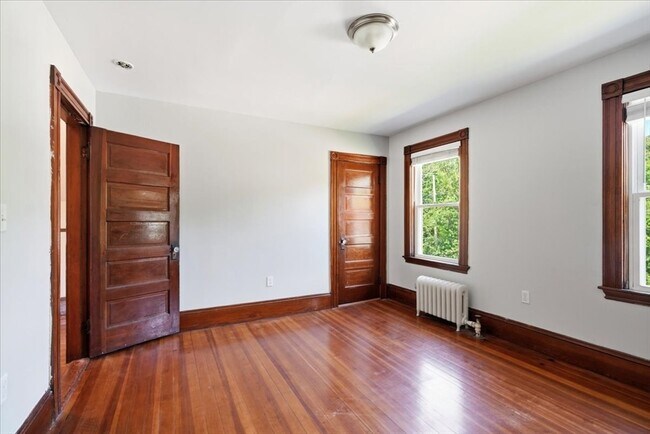 Building Photo - 352 Beulah St