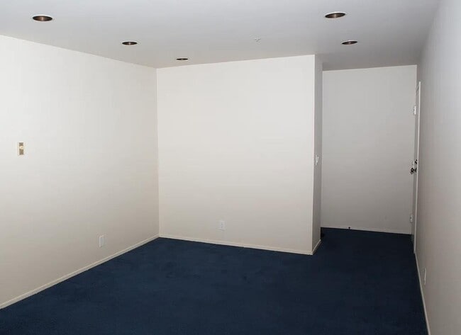 Building Photo - 1930 Mission St