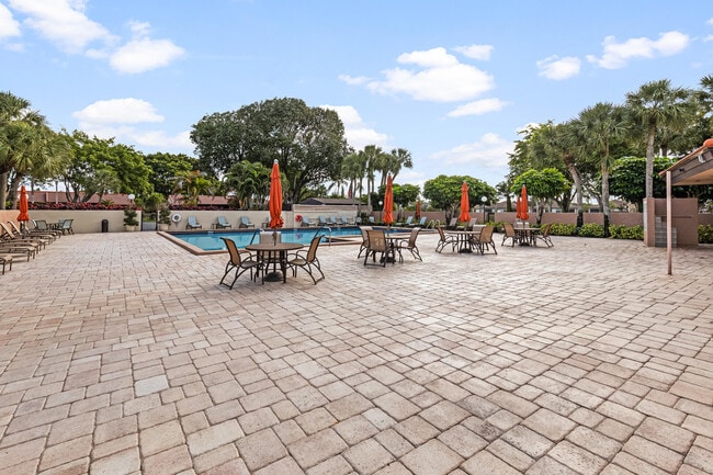 Building Photo - 9270 Vista Del Lago