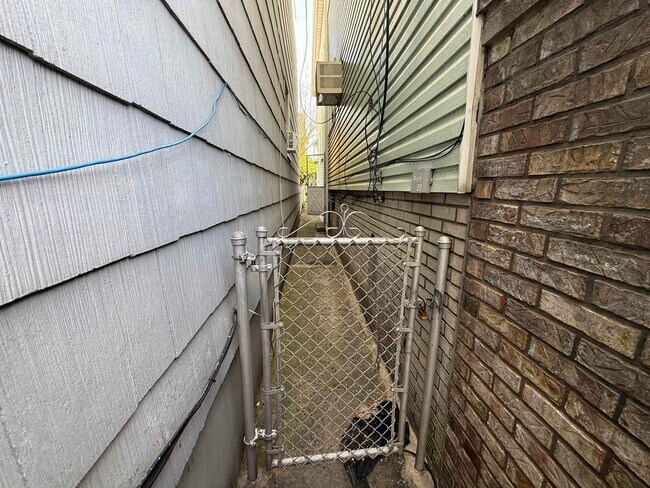 Building Photo - 36 W 9th St