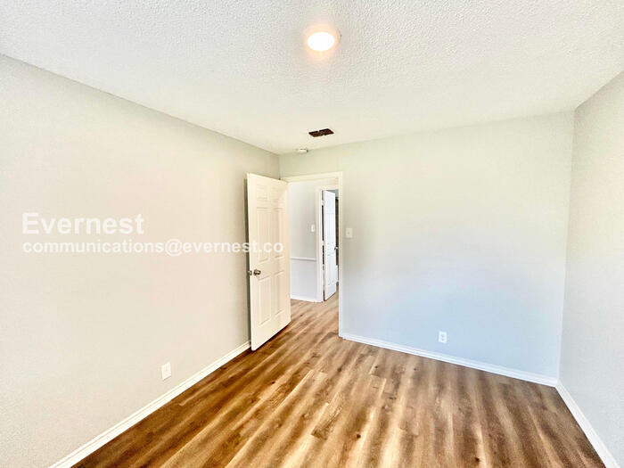 Building Photo - 7316 Glen Haven Dr