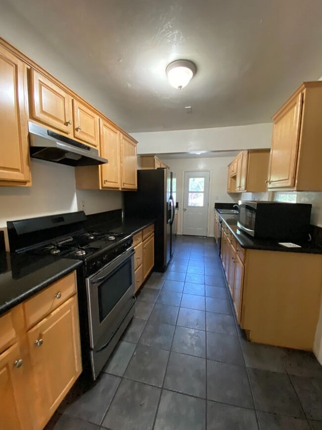 Building Photo - 5BR/2BA with Private Yard!