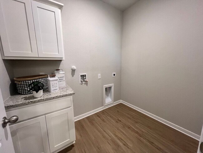 Building Photo - Want luxury living in the Far West ...Look no further...Amanda Park is it!