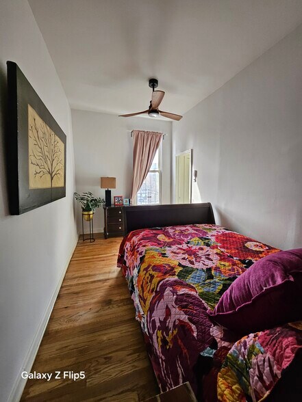 south west bedroom - 2417 W Warren Blvd