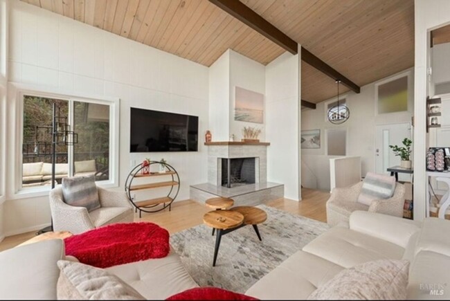 Building Photo - Beautiful home on the hills in Mill Valley