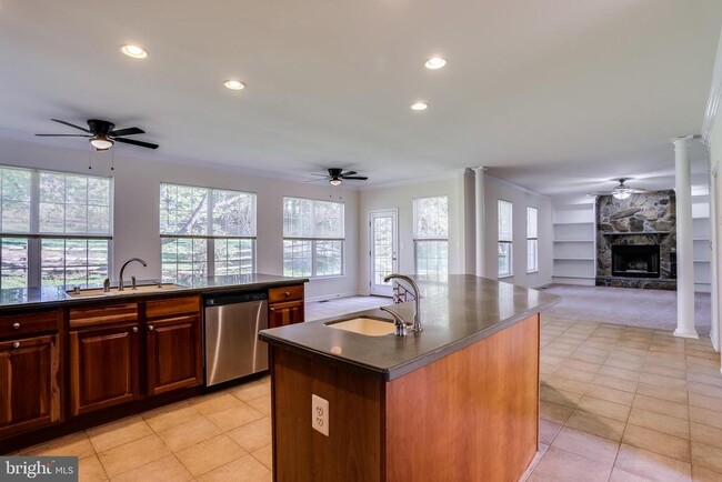 Building Photo - 9874 Foxhill Ct