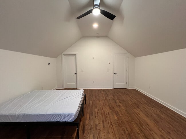 Building Photo - Room in House on Dill Ave SW