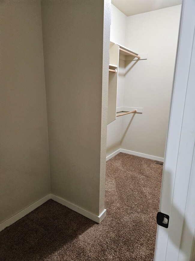 Building Photo - 3Bd/2Ba Two story townhouse - Available to View!