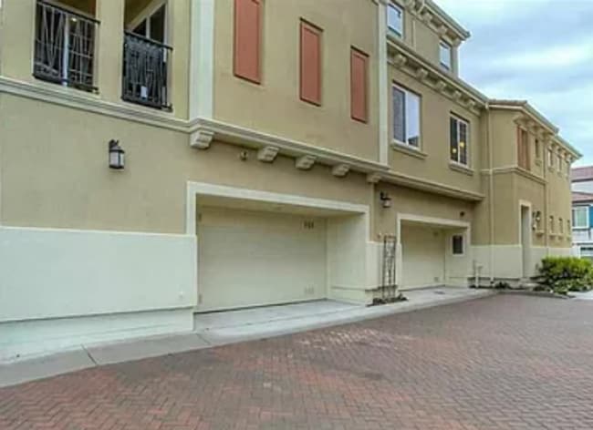 Building Photo - EPIC REA - Modern-Style 3 BR/3BA townhouse...