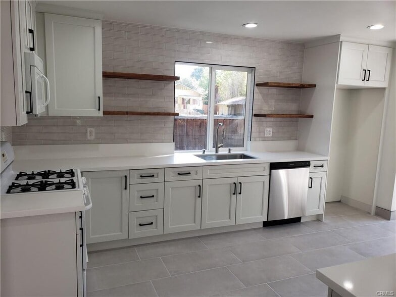 Building Photo - 688 Atchison St