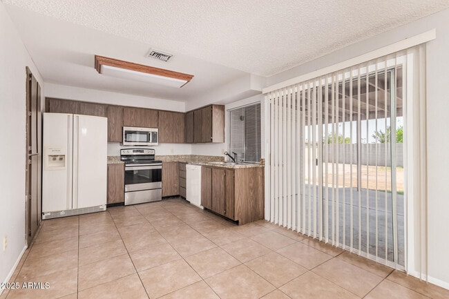 Building Photo - 5505 W Sunnyslope Ln