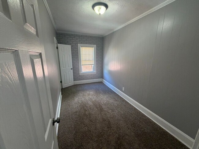 Building Photo - 1477 Eleanor Ave