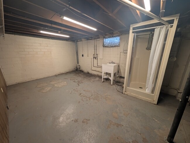 Building Photo - 2031 Blue Dr