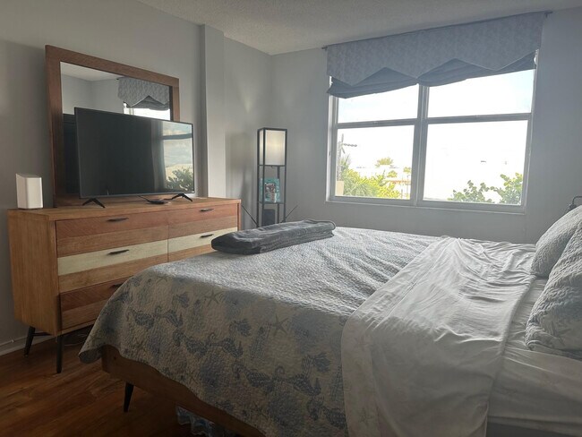 Building Photo - 1009 N Ocean Blvd