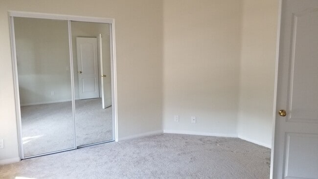 Building Photo - Fantastic and large home with forever view...