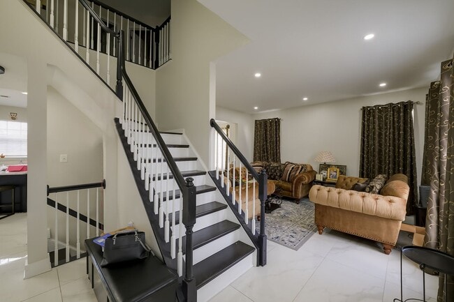 Building Photo - Luxurious Single Family Home in Emerald Farm