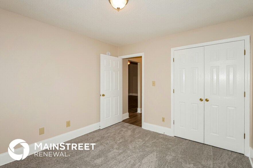 Building Photo - 8260 Clubview Dr