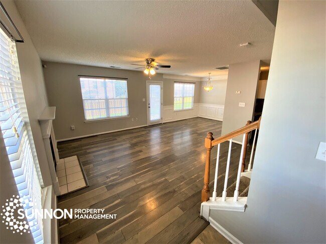 Building Photo - Adorable 3 BR 2.5 BA Updated House + Garage
