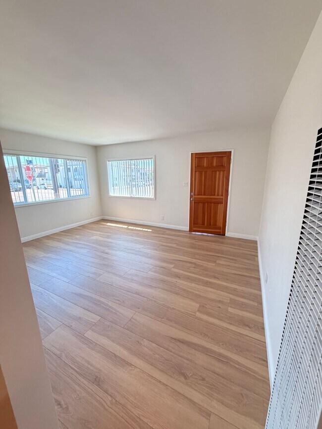 Building Photo - Completely Remodeled 2 Bed, 1 Bath in San Pedro w/ Garage Parking!