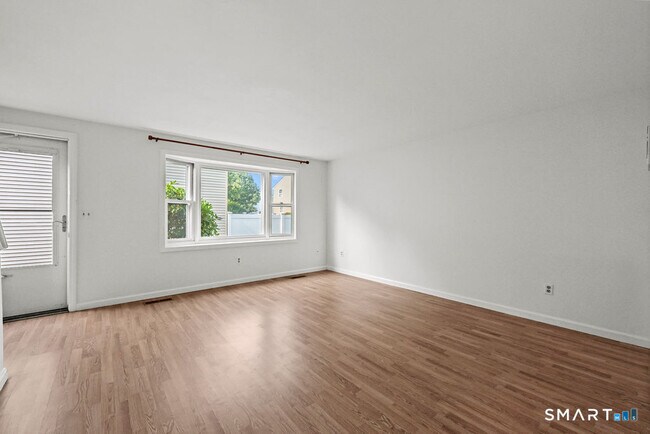 Building Photo - 8 Allspice Ln