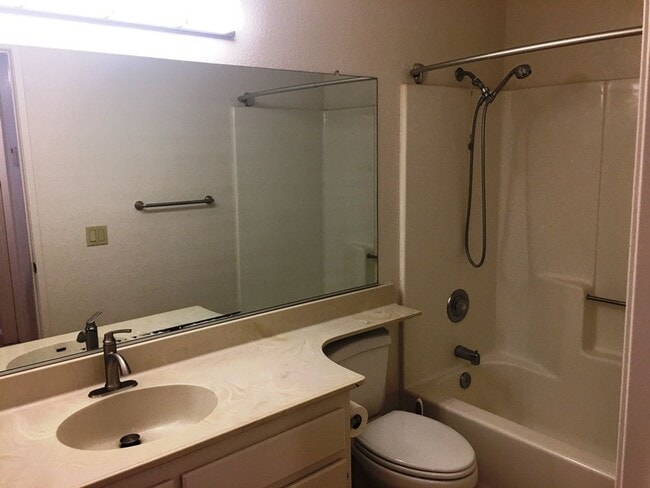 Building Photo - Updated End Unit 3 Bedroom Townhome