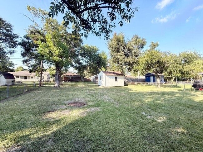 Building Photo - Beautiful and Spacious 4/1 Near Northside Elementary!