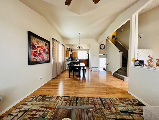 Building Photo - Gorgeous 3 bed/2.5 bath home with 3-CAR TA...