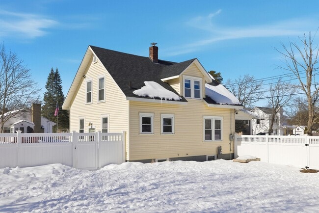 Building Photo - 26 Snow St