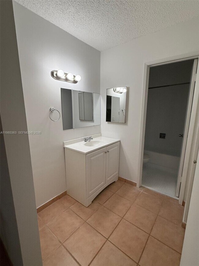 Building Photo - 425 W Park Dr