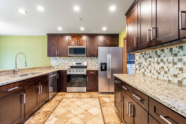 Building Photo - 2284 Woodside Dr