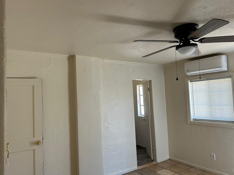 Building Photo - 524 N Mesquite St