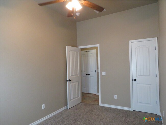 Building Photo - 402 Sladecek Dr