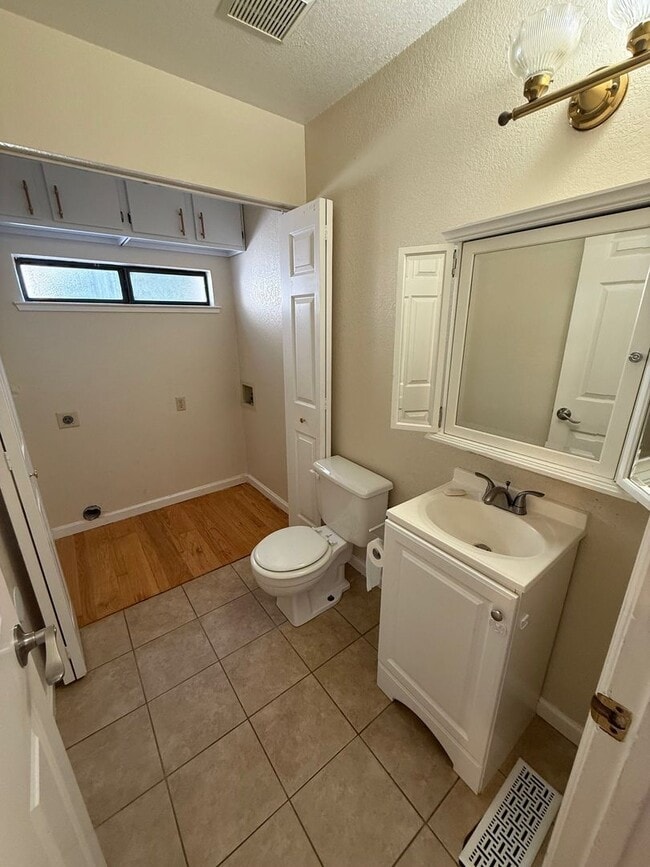 Building Photo - Cambrian 3 bedroom 2.5 Bath Home, Nice Court Location,