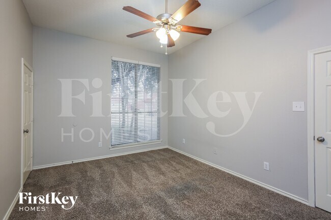 Building Photo - 136 Woodcreek Dr